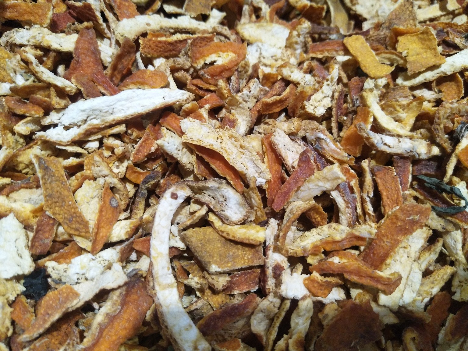 信息图表:左侧列四种体质(肝胃不和型/痰湿困脾型/阴虚火旺型/气虚下陷型),中间标注葛根+陈皮组合的适用等级(✓强烈推荐/△谨慎使用/✗禁用),右侧附对应舌象照片与简易自测要点(如舌苔厚腻程度、脉象沉滑与否) 葛根陈皮体质适配指南信息图