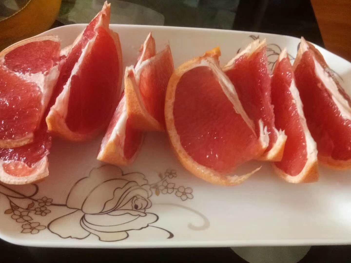 挑选葡萄柚的场景