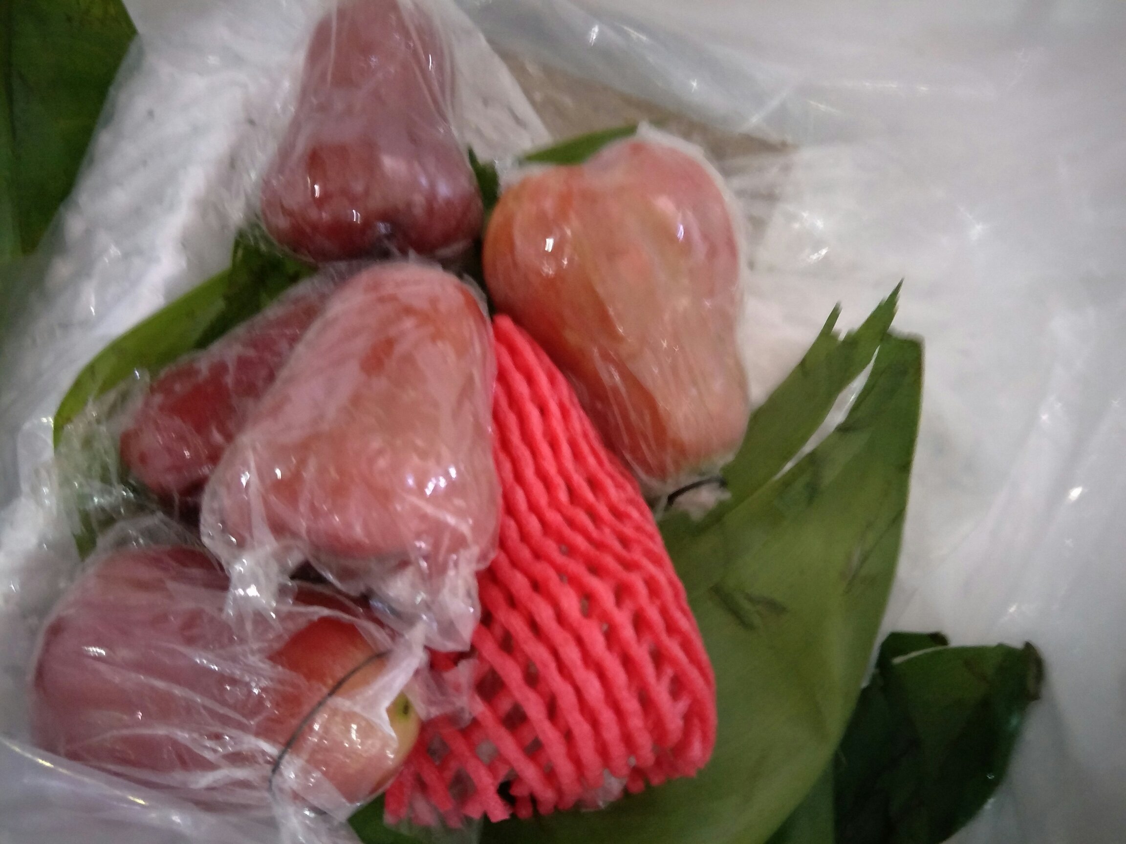 一张木质餐桌上摆放着印有‘攀枝花大青芒’字样的精美礼盒,旁边是一盘切好的大青芒果块,果肉金黄诱人,周围点缀薄荷叶和柠檬片,整体呈现高端、健康的水果消费场景 攀枝花大青芒礼盒包装与切成果盘的摆拍