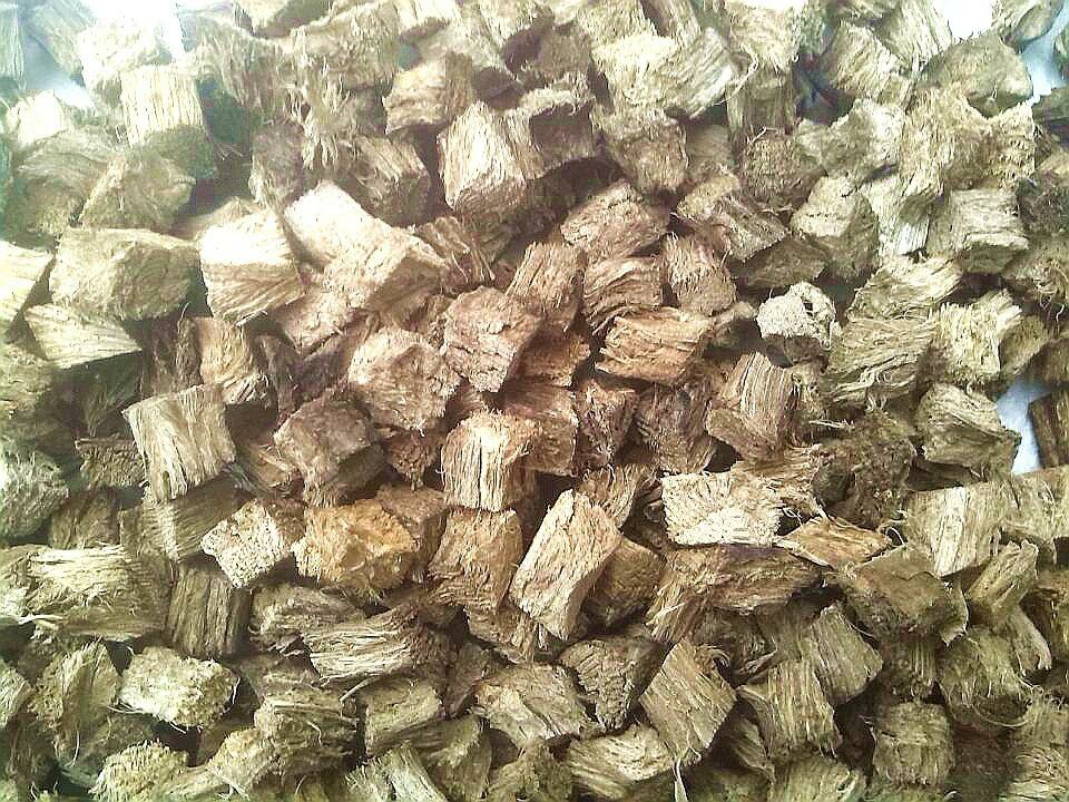 展示新鲜粉葛削皮前后对比及切块示意图 粉葛削皮与切块过程