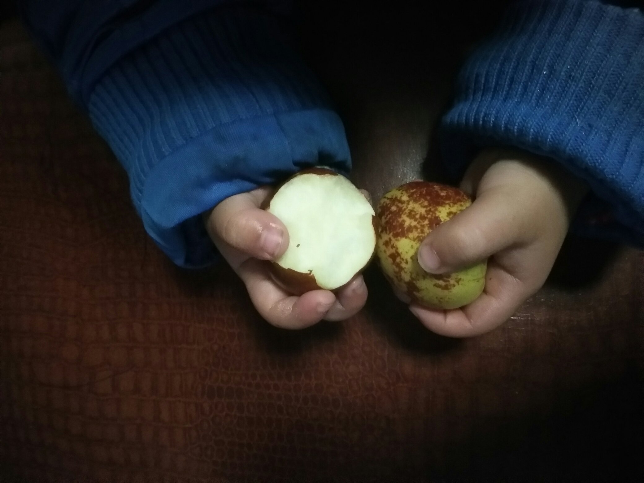 红枣剪开操作图