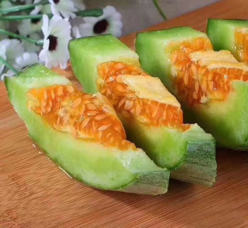 羊角蜜甜瓜切开后内部结构展示