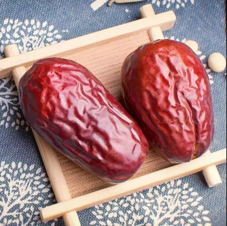 骏枣泡水饮用的场景图