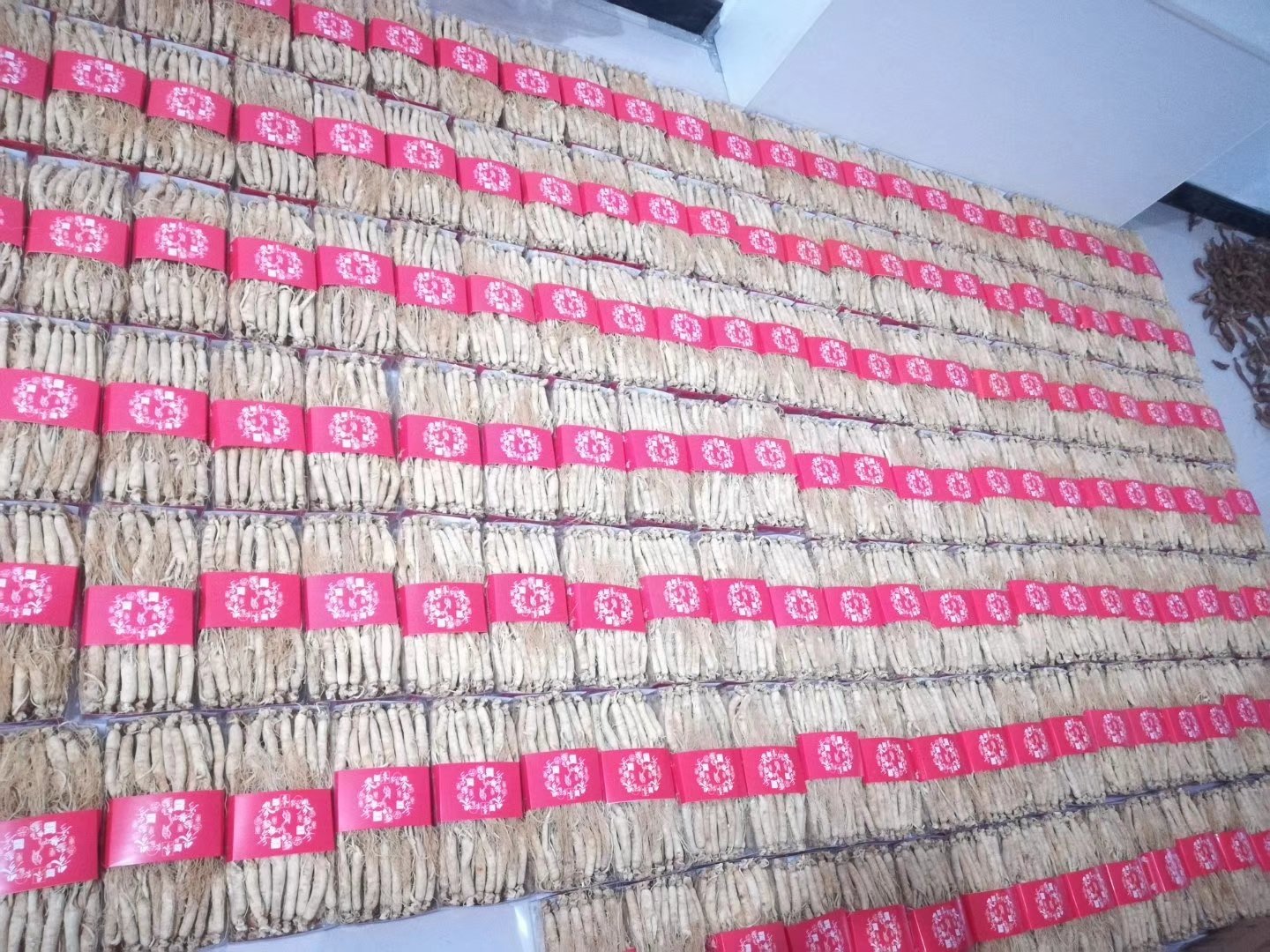 一个透明玻璃密封罐内整齐摆放着数根生晒参,罐口紧闭,旁边放置着小型硅胶干燥剂包和标签纸,背景为整洁的厨房橱柜,整体风格简约现代 家庭药材密封储存场景