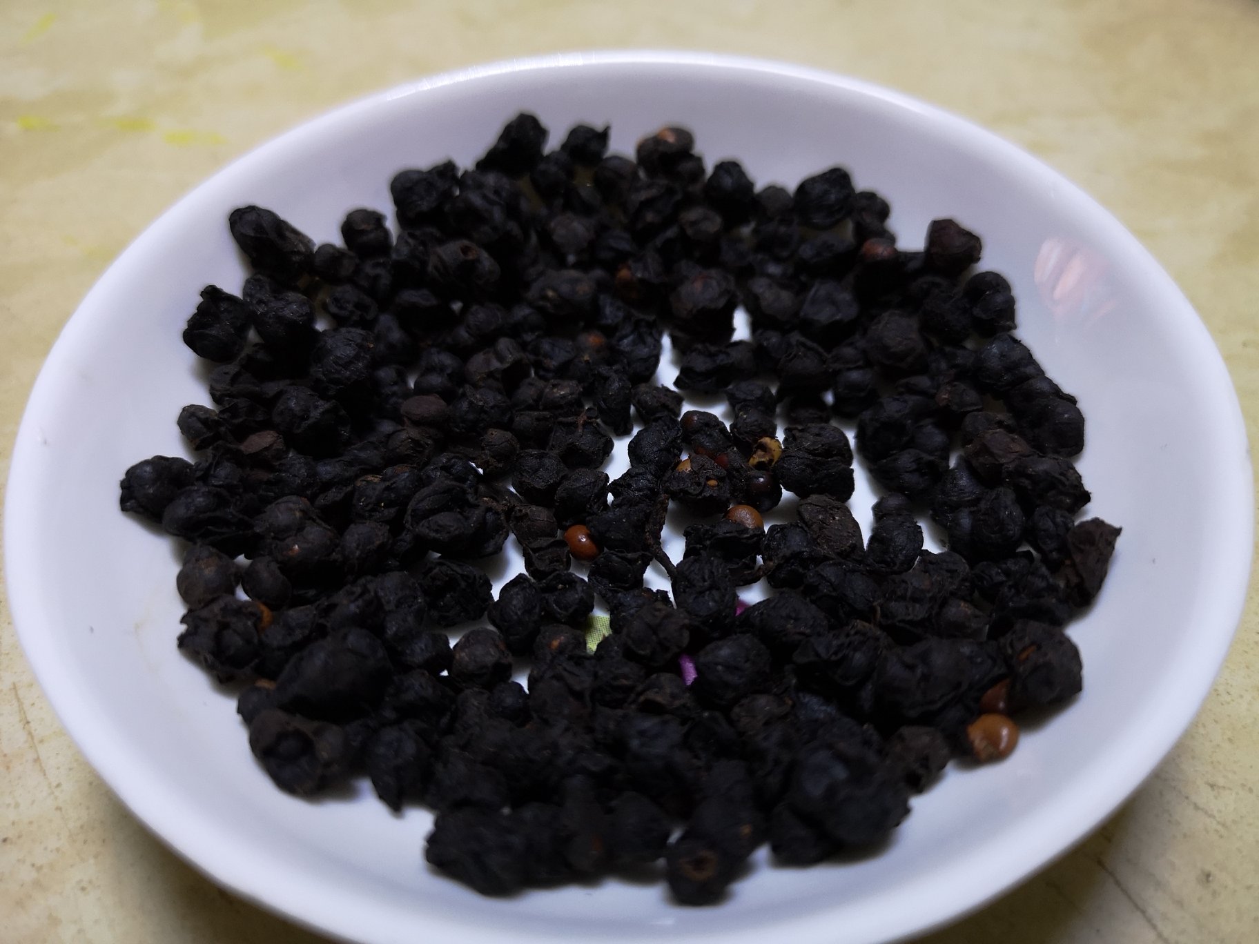 北五味子在中药柜中呈现深黑色