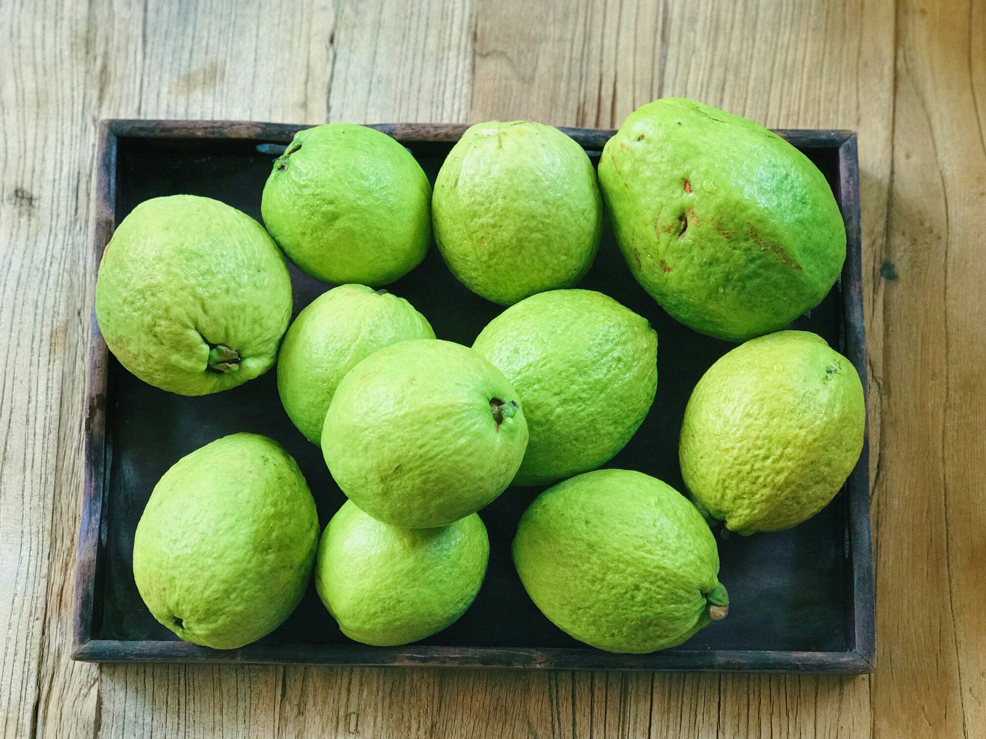 新鲜采摘的番石榴与石榴摆拍