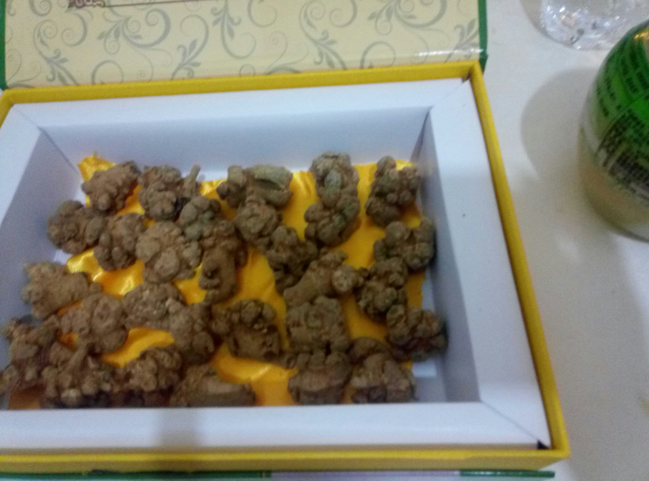 图中展示了三七与田七在市场销售时的常见包装形式,帮助消费者识别正规产品 三七药材与田七药材的包装对比图