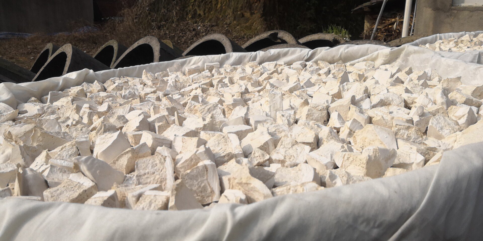 展示粉葛、墨鱼干、猪骨等主要食材的清洗与切配过程 粉葛墨鱼煲猪骨汤食材准备