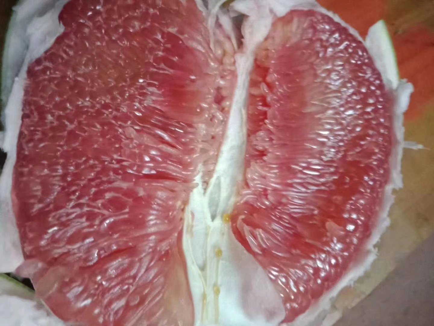 柚子剖面图展示果肉与果皮结构