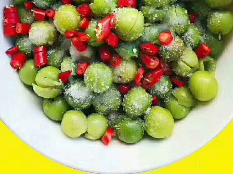 俯拍高清美食图:突出三华李子丁的饱满形态与透亮果皮,酱汁呈自然挂珠状,展现‘脆而不烂、酸而不呛’的质感 三华李子咕咾肉成品摆盘:琥珀色酱汁包裹粉嫩肉丁与青绿李子丁,搭配明艳红黄彩椒,盛于青釉圆盘,顶部撒白芝麻与香菜叶