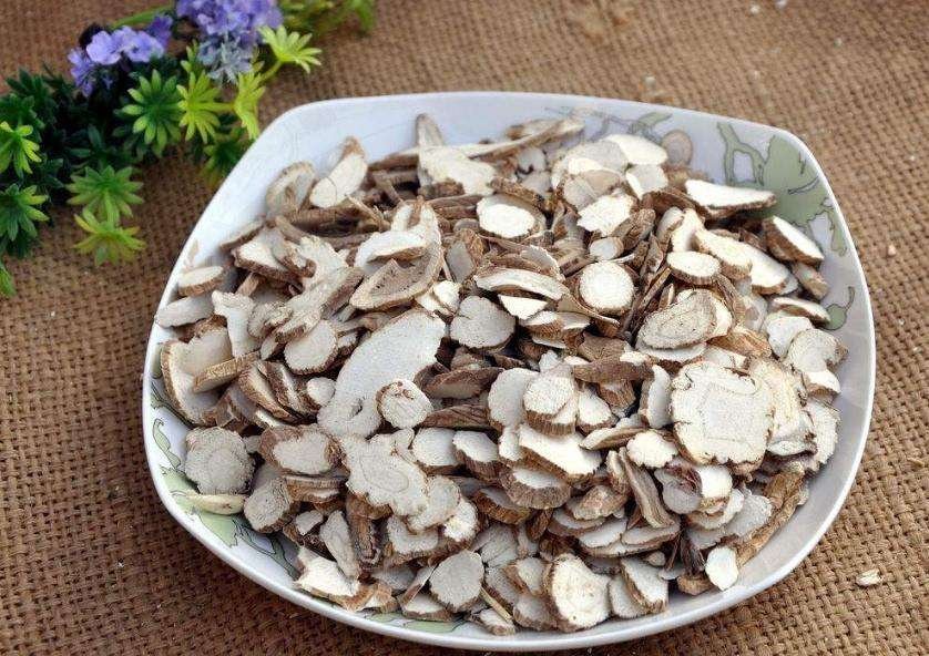 展示经过加工后的白芷成品,切片或整根形态,突出其药材质感和颜色特征 白芷药材成品图