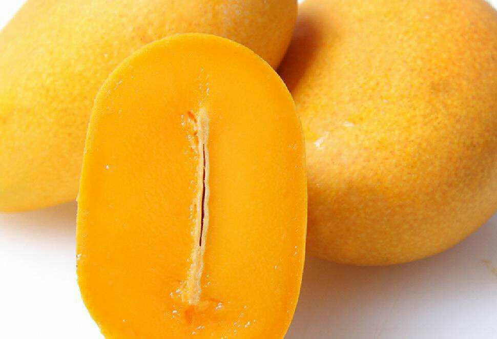 小台芒果实在厨房中切开展示