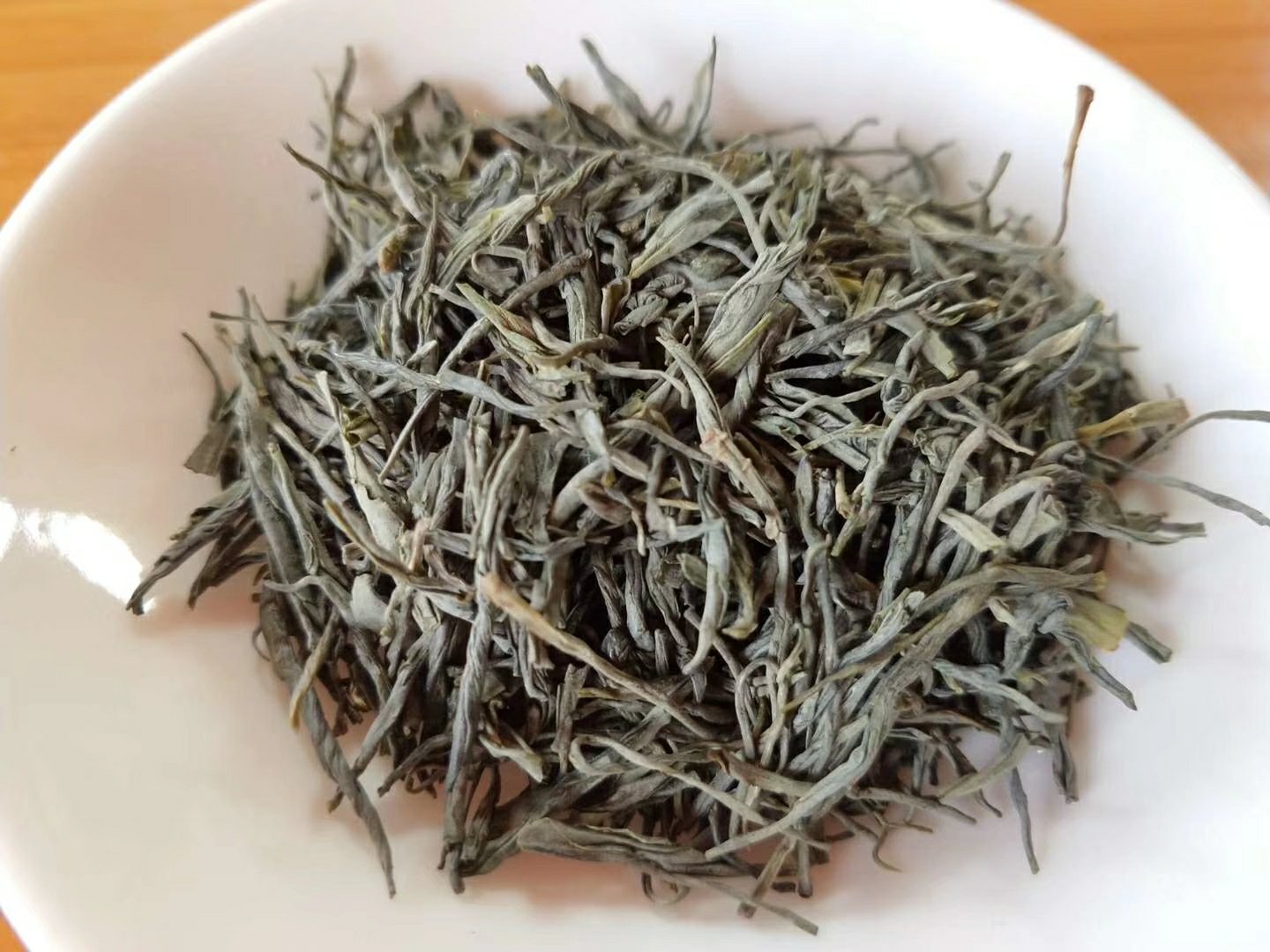 皇帝柑被切开摆放在白色瓷盘中,旁边配有蜂蜜、薄荷叶和小茶匙 皇帝柑果盘摆拍