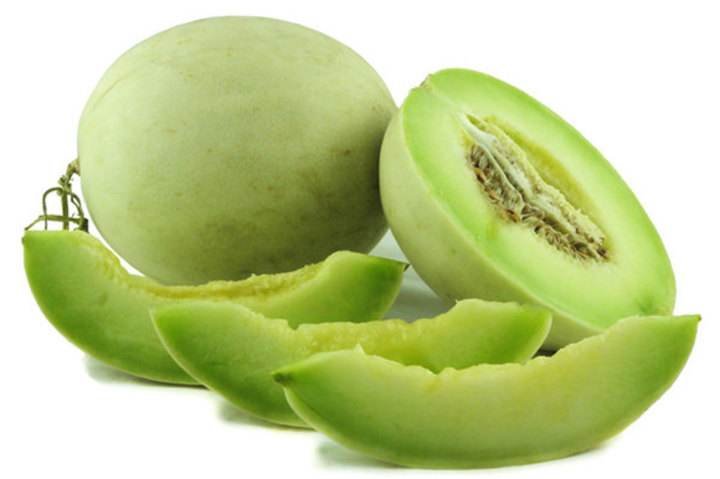 玉菇甜瓜创意食谱摆盘：三款轻食呈现——1）冰镇玉菇薄片配青柠盐边与薄荷叶；2）玉菇丁+牛油果+芝麻菜沙拉淋柚子醋汁；3）玉菇泥打底的分层杯饮（紫薯泥/椰奶/玉菇冻），整体构图清新简约，餐具为哑光白陶与浅木托