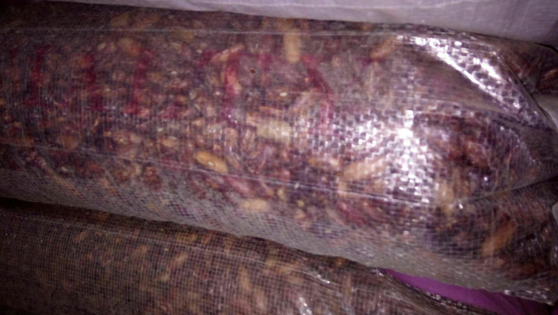 超市货架上的豆类包装对比