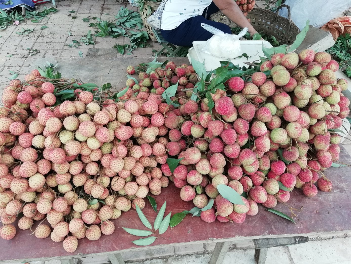 三月红荔枝在市场上的销售场景