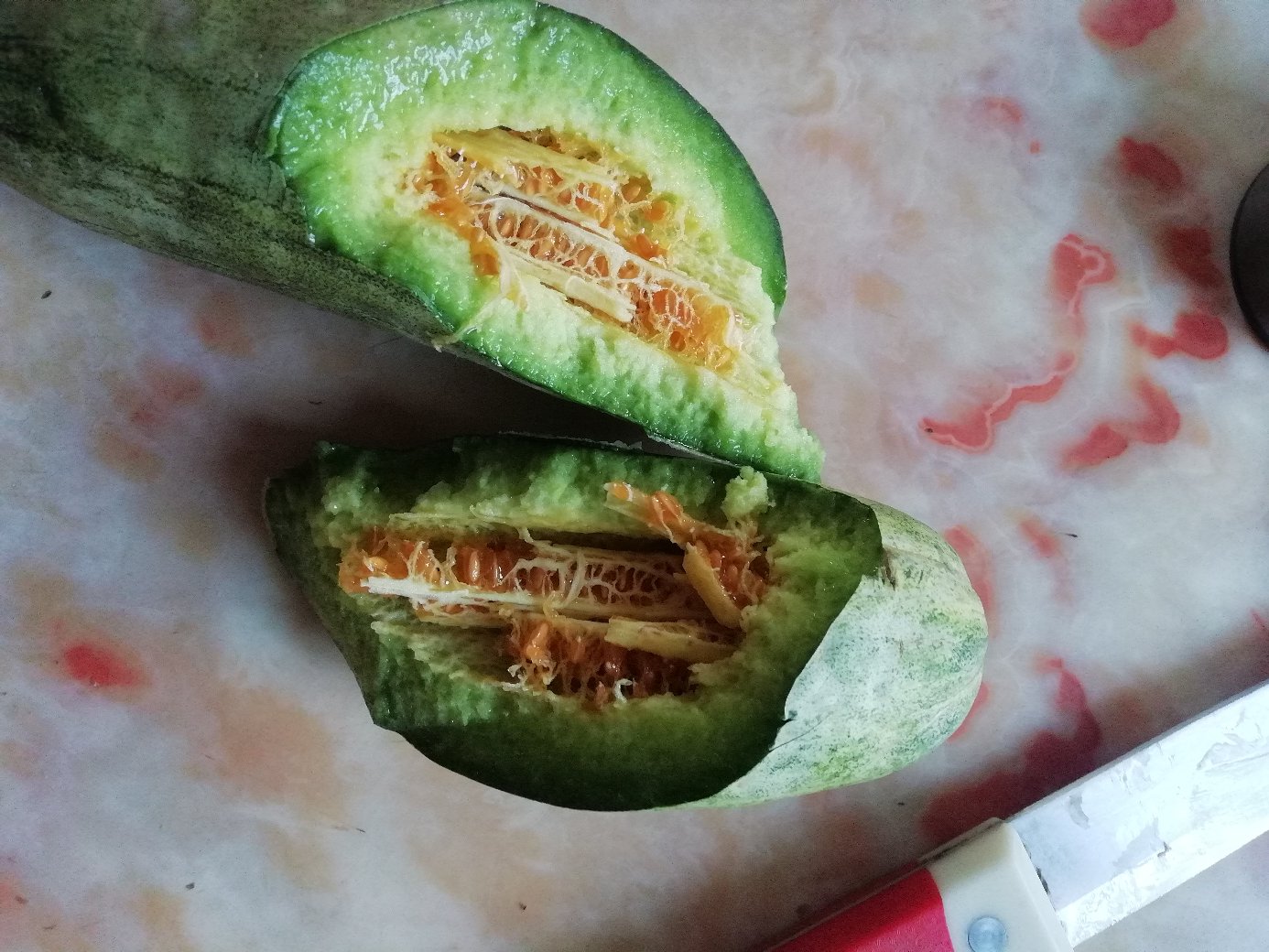 切开的甜羊角蜜哈密瓜展示内部果肉