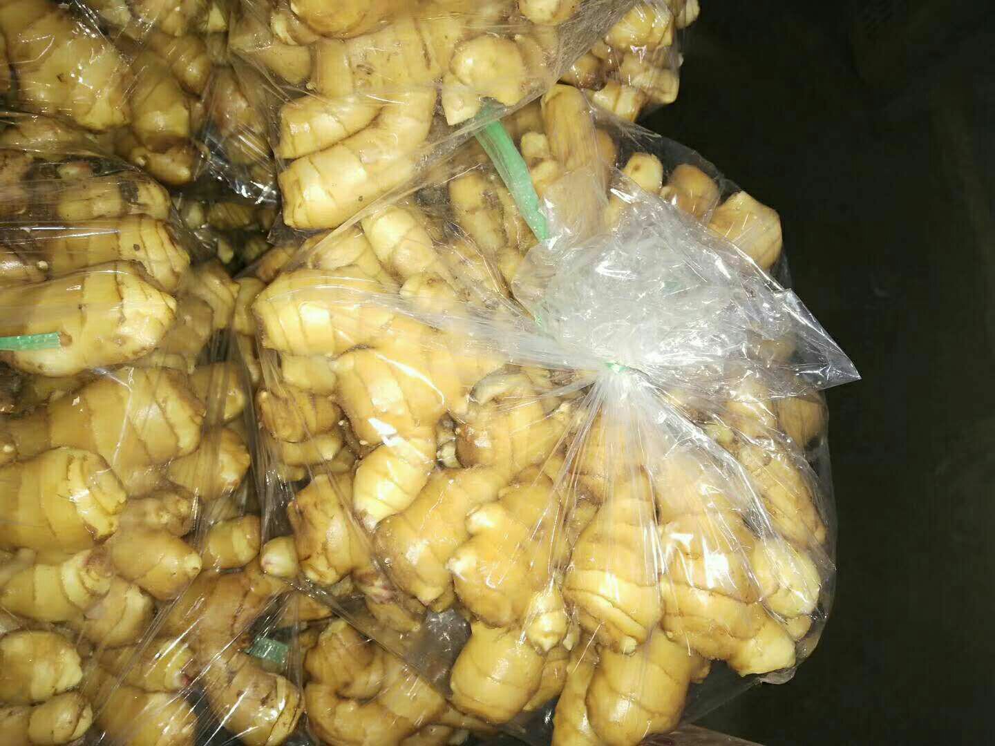 展示冷冻生姜的密封包装过程 冷冻生姜的密封包装