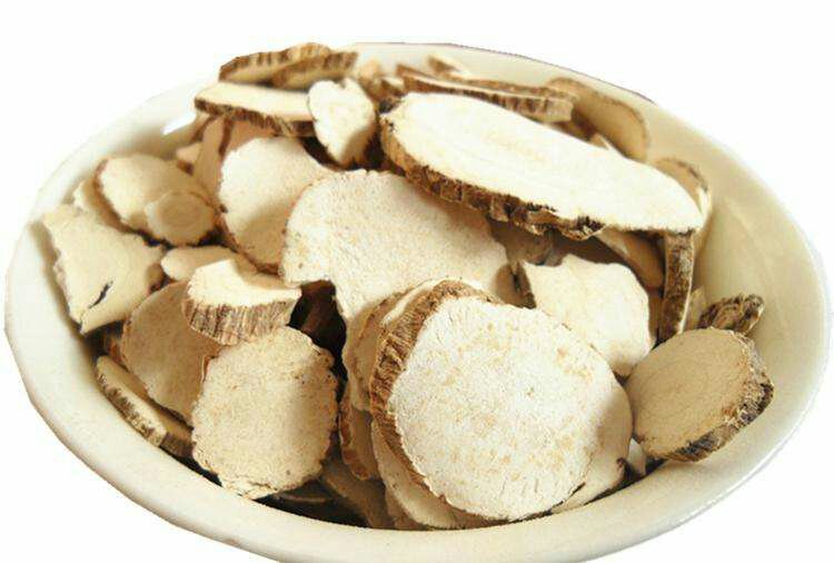 一碗热气腾腾的白芷炖骨头汤,汤色乳白,骨头清晰可见,旁边摆放白芷干品 白芷炖骨头成品图