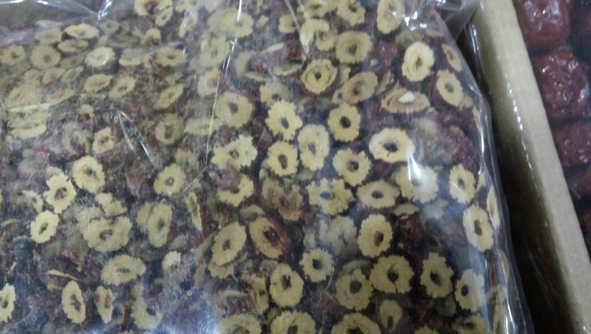 展示干红枣片的包装袋及清晰的生产日期和保质期标签,帮助消费者识别产品信息 干红枣片包装与标签