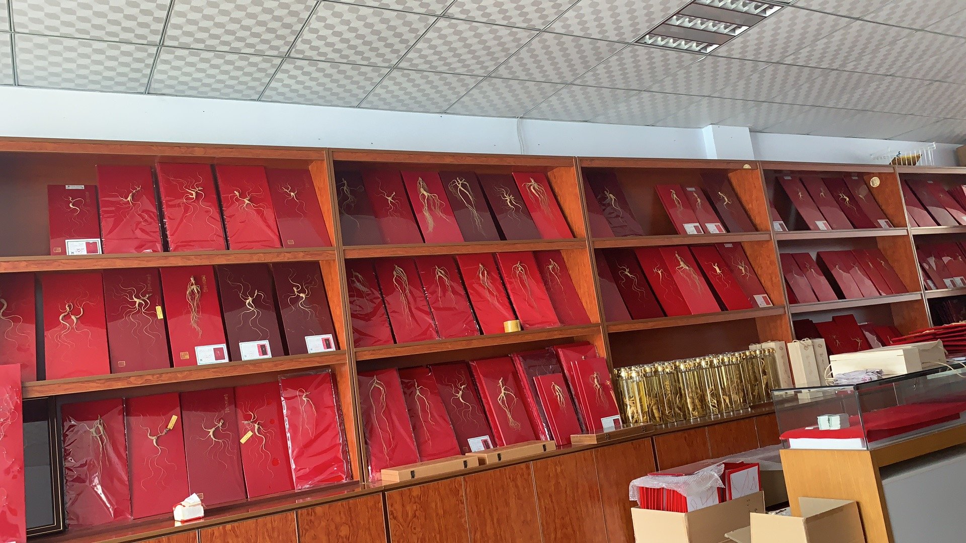 家庭厨房中正在用湿布包裹长白山林下参并放入保鲜盒的场景