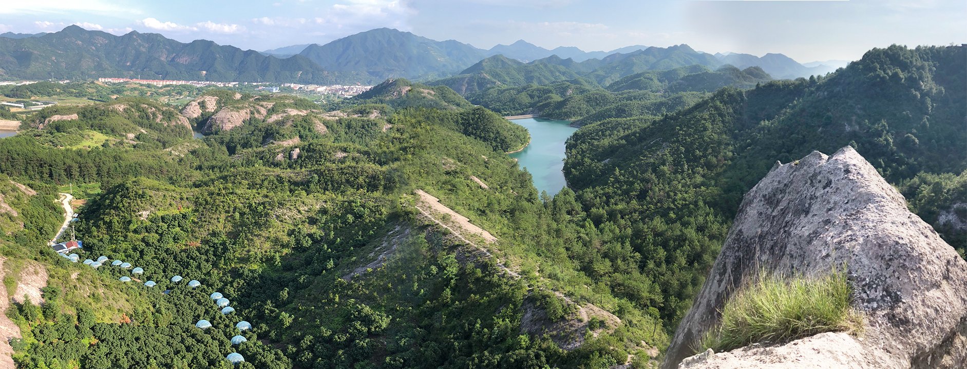 从空中俯瞰浙江仙居某现代化杨梅产业园区,整齐排列的杨梅树覆盖山坡,园区设有气象监测站、滴灌系统和冷链预冷中心,工人们正在分拣车间按果径分级包装,背景可见‘仙居东魁杨梅’地理标志标识牌 仙居杨梅产业园区航拍图