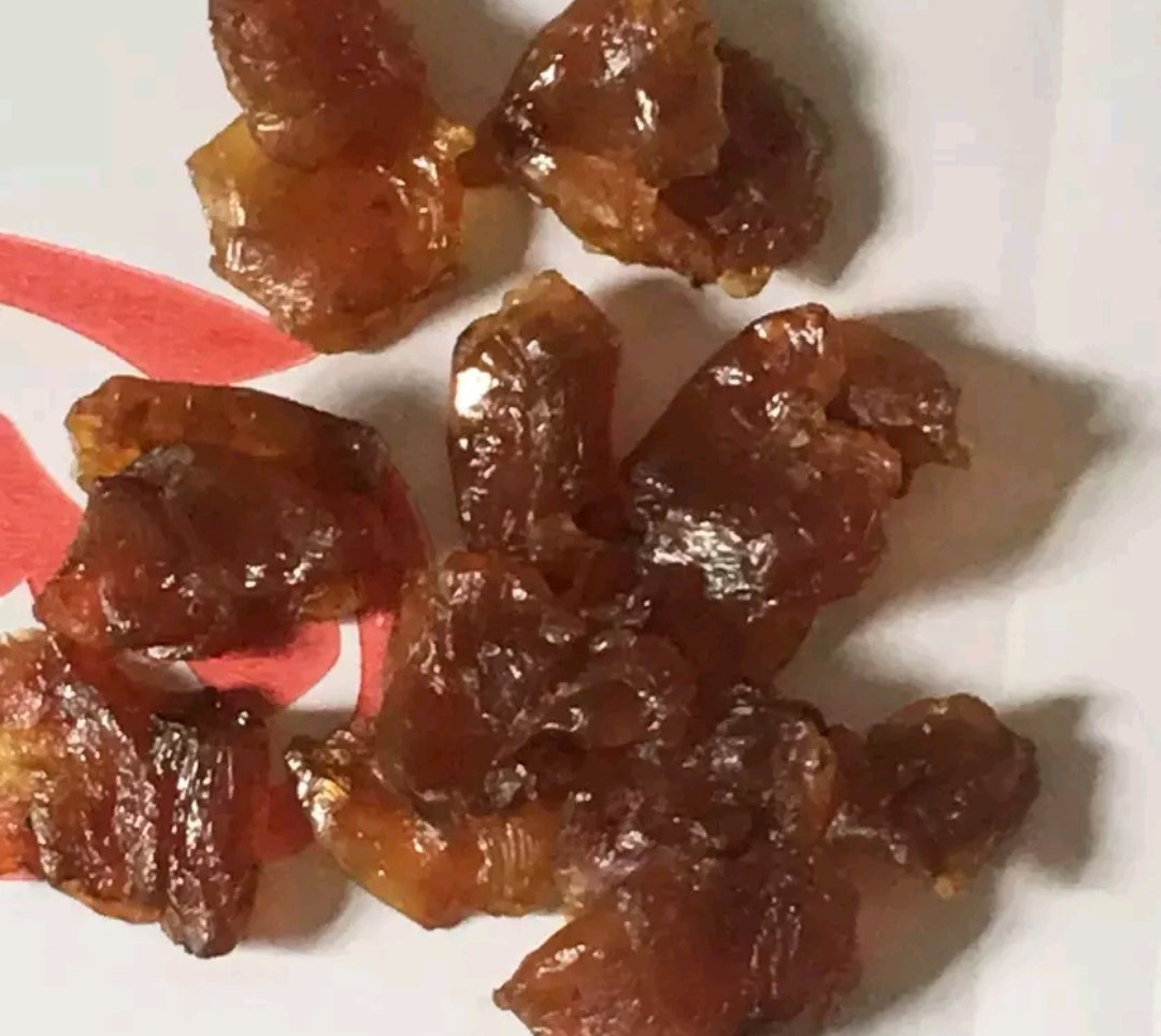 专业实验室场景：科研人员用高效液相色谱仪（HPLC）检测不同时段摄入龙眼干后的血清铁蛋白浓度曲线图
