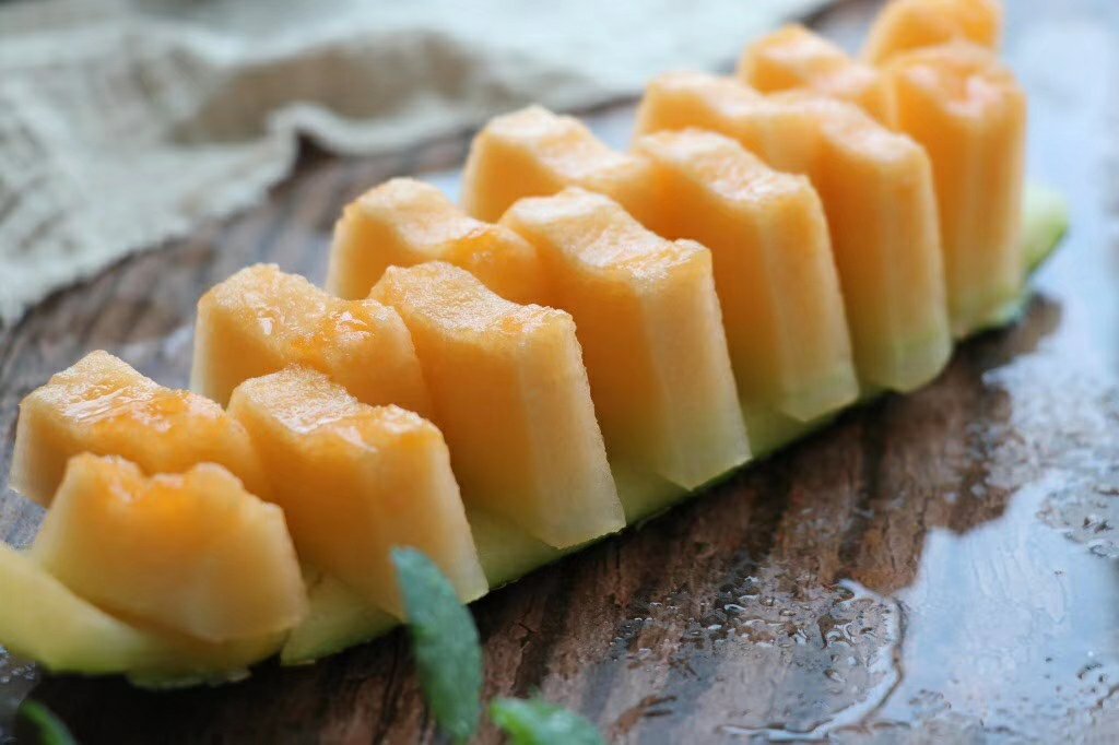 哈密瓜切块准备