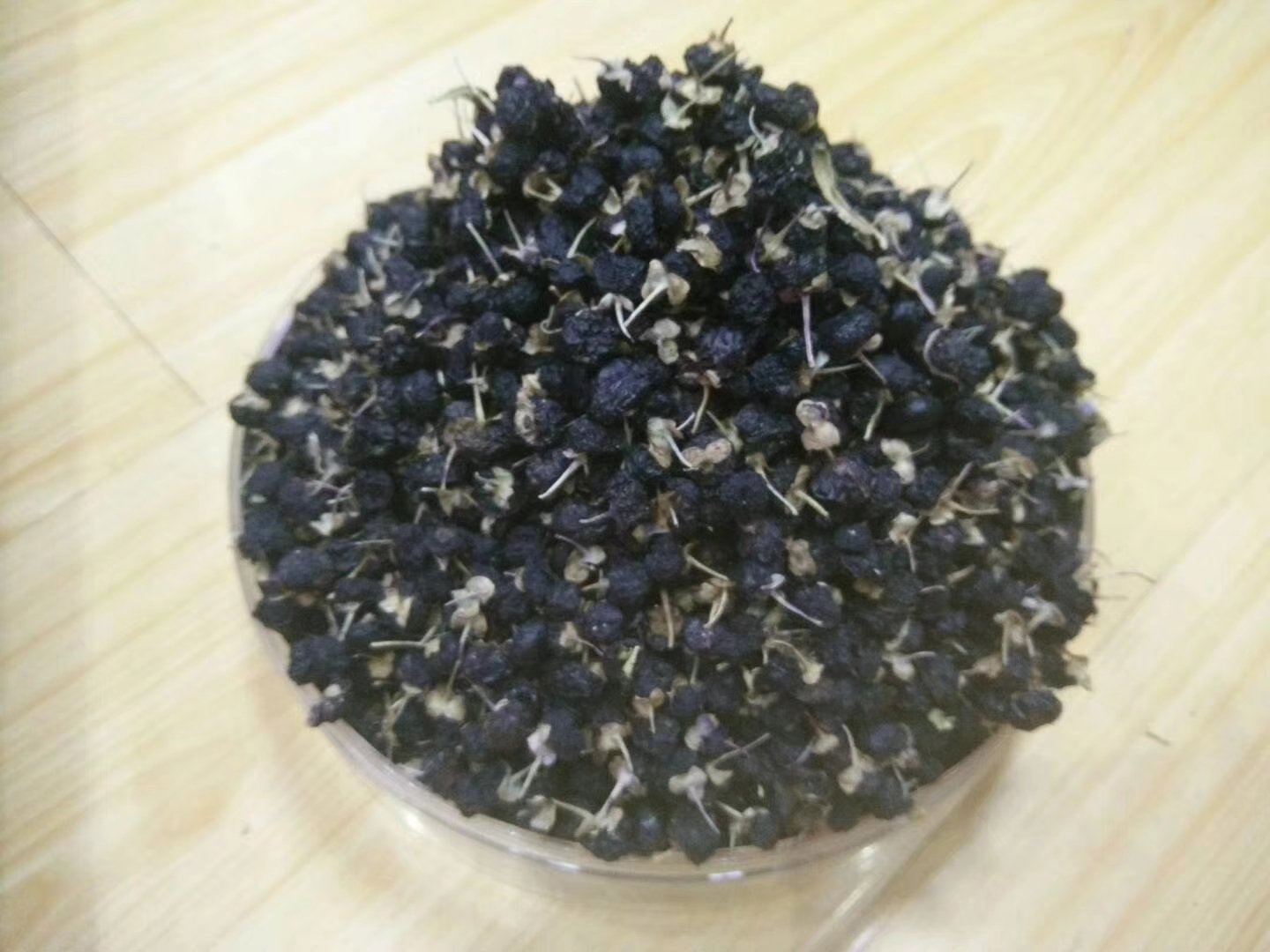 花旗参与枸杞炖汤成品展示,突出其营养搭配与色香味 花旗参与枸杞炖汤成品图