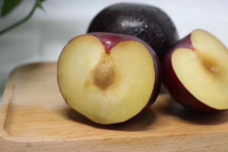 黑布林李子切开展示果肉