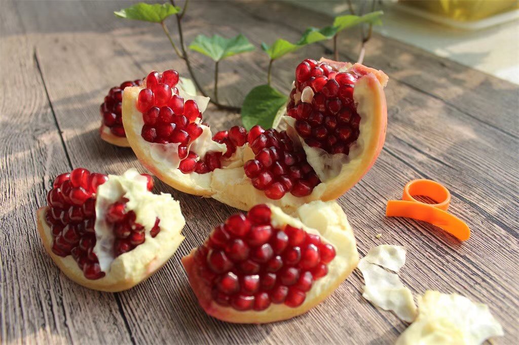 软籽石榴与其他水果对比摆拍