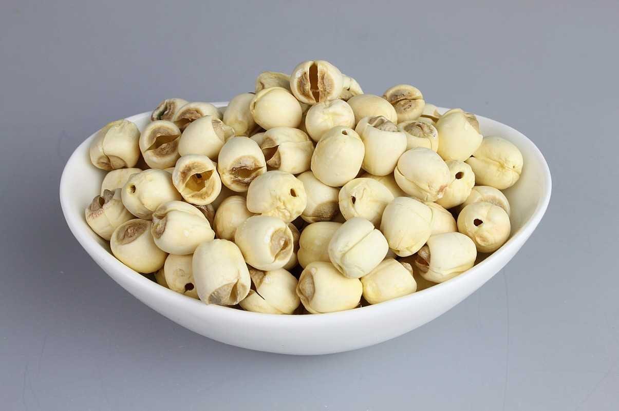 一碗热气腾腾的莲子芡实山药粥,色泽柔和,质地细腻 莲子芡实山药粥成品图