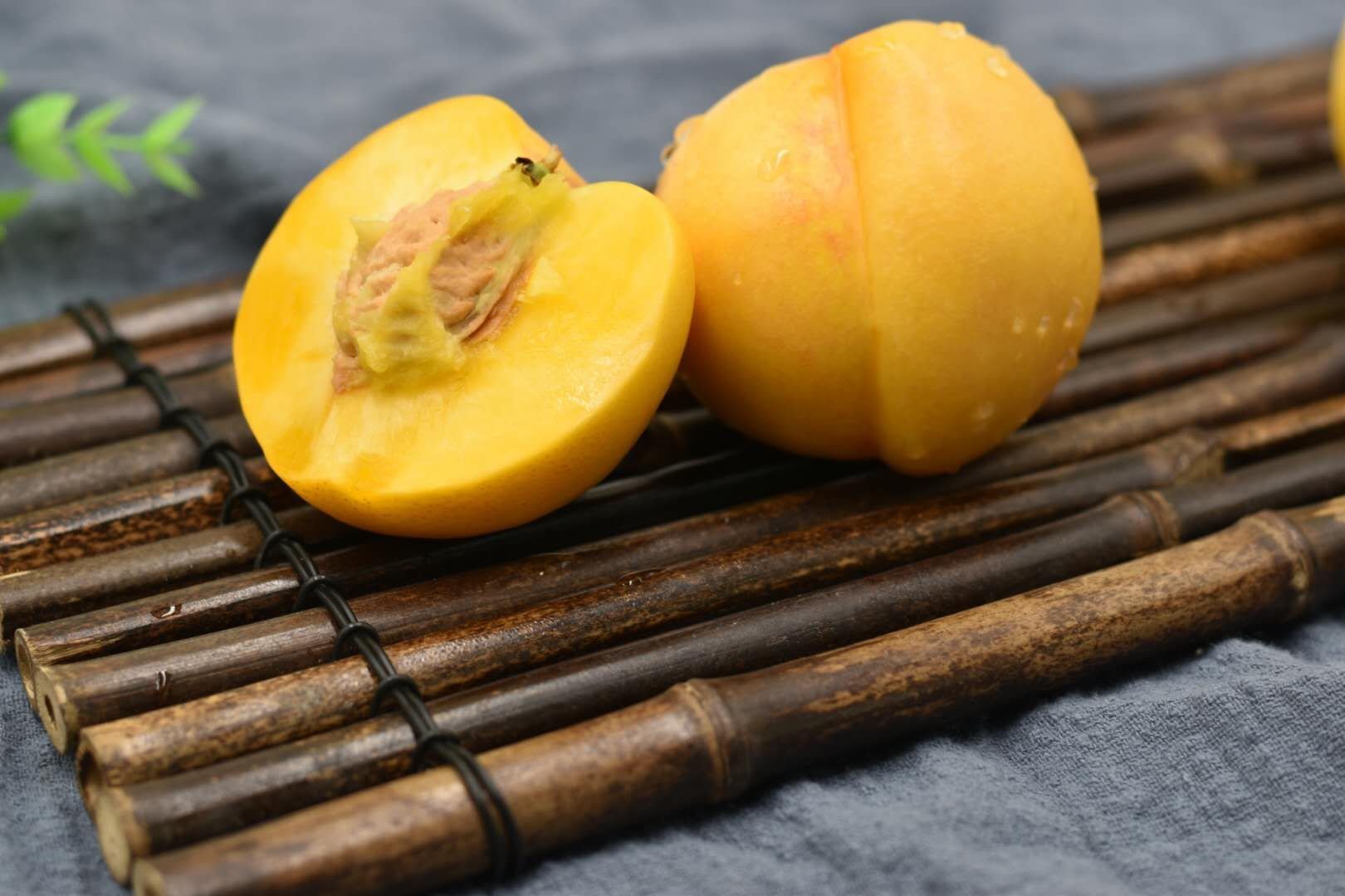 成熟黄油桃切面特写