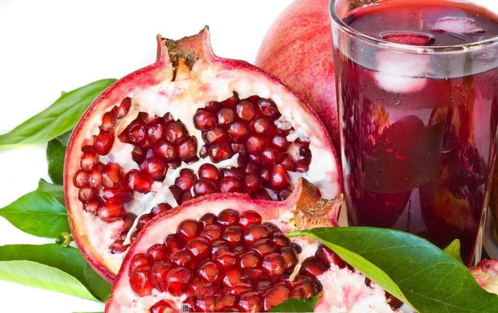 新鲜石榴果肉榨汁过程
