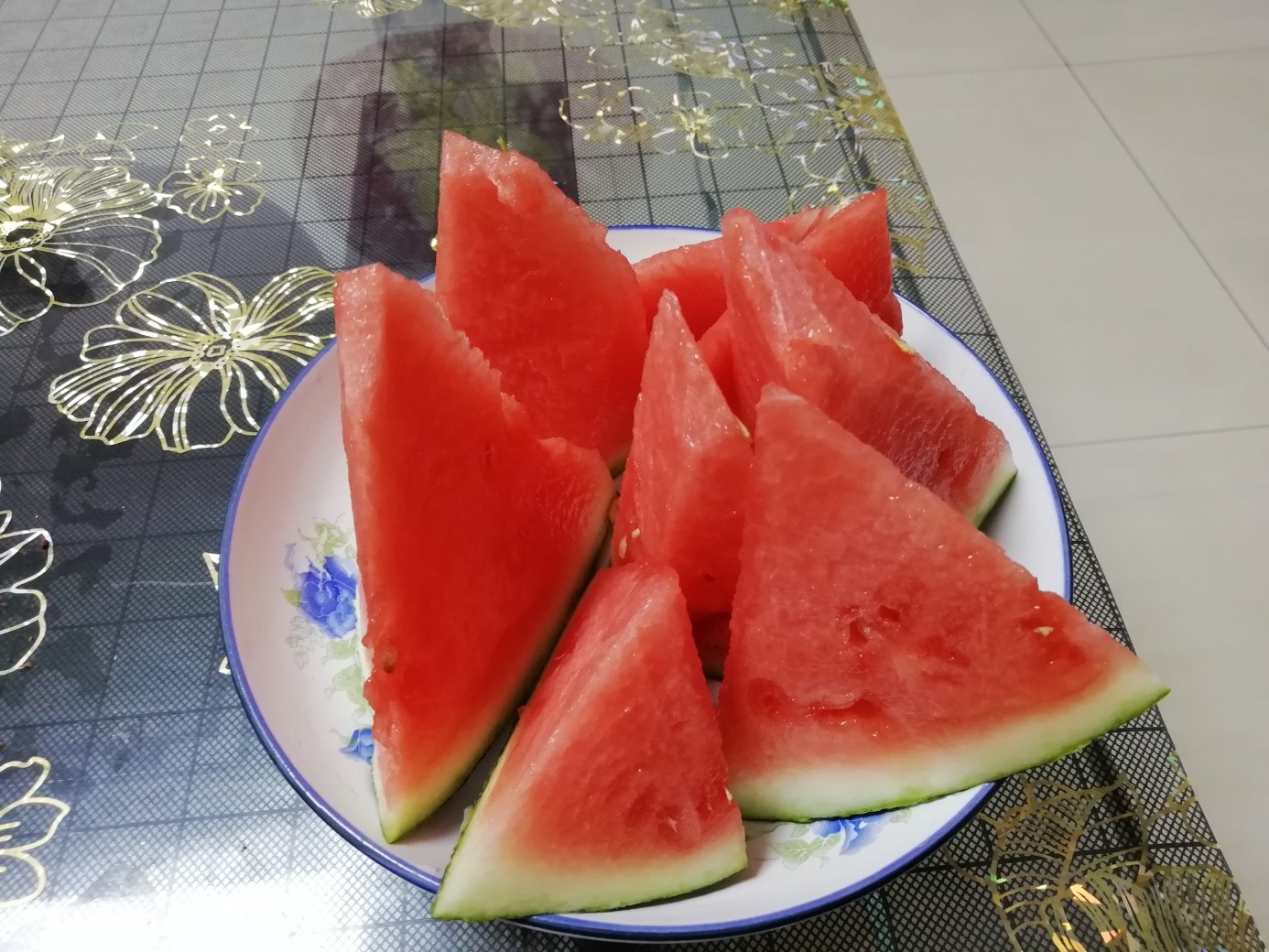 一盘切好的无籽美都西瓜摆放在白色餐盘中,果肉红润饱满,无籽设计更加突出其食用便利性 无籽美都西瓜切片摆盘图