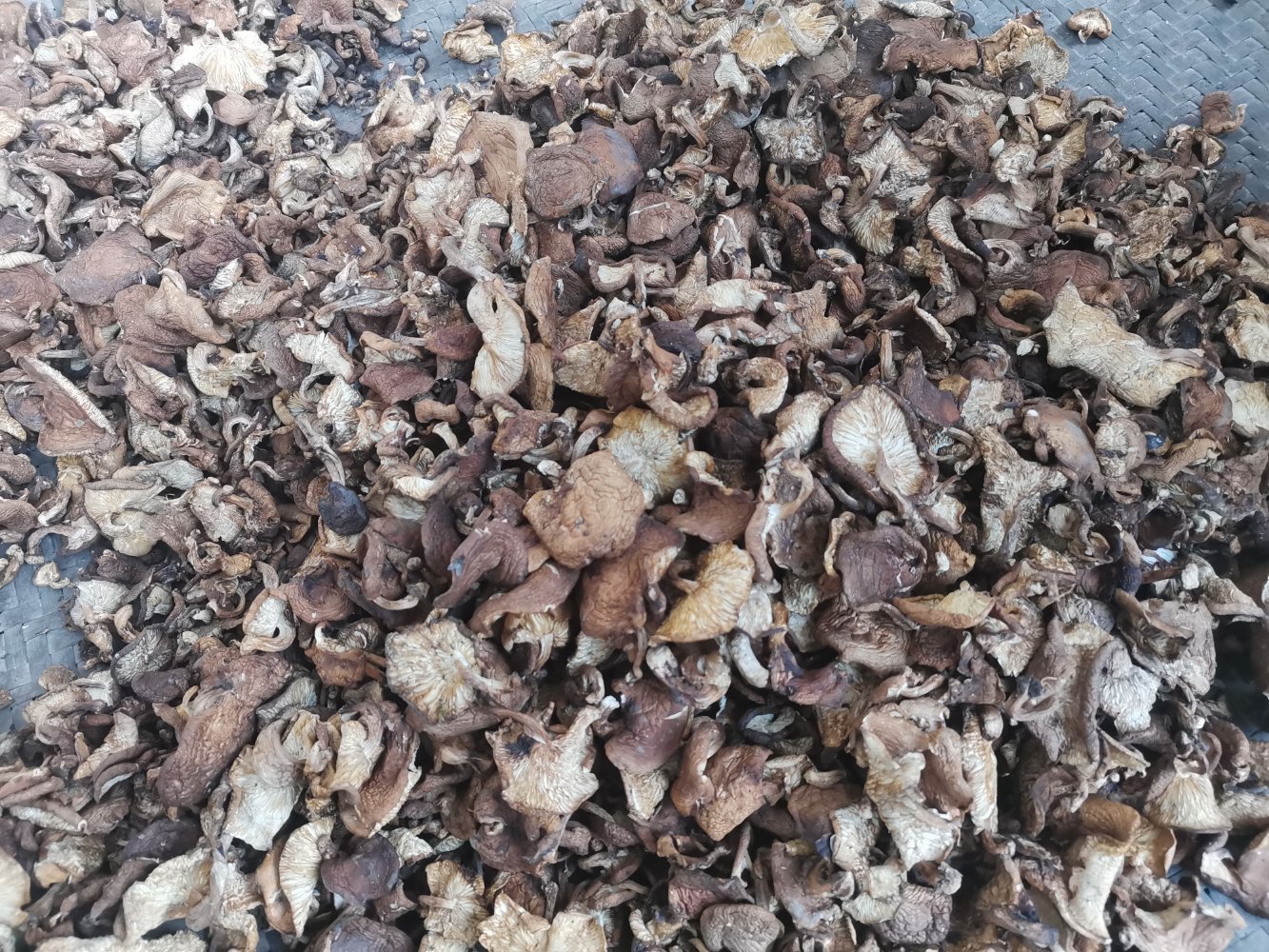 产妇与干香菇搭配的膳食场景