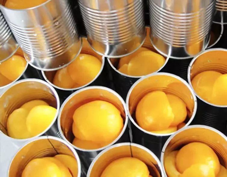 成熟的83黄桃被用于制作罐头、果酱和甜点,展示其多样化的食用方式 83黄桃加工与食用场景