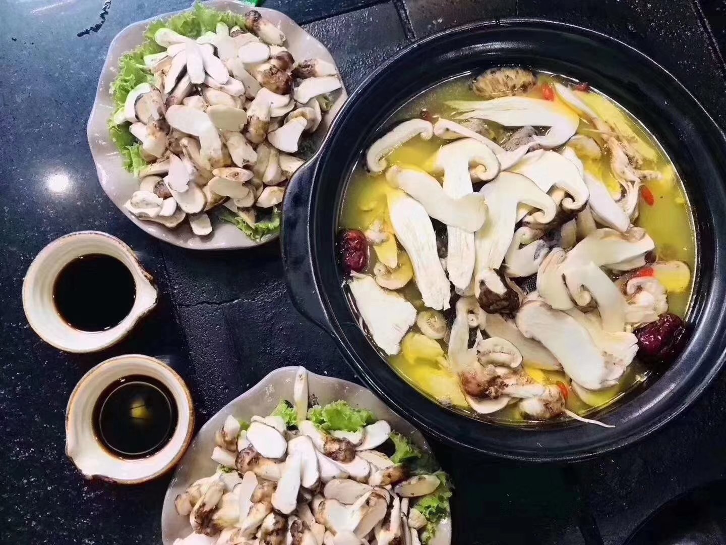 姬松茸与其他食材搭配烹饪的示意图
