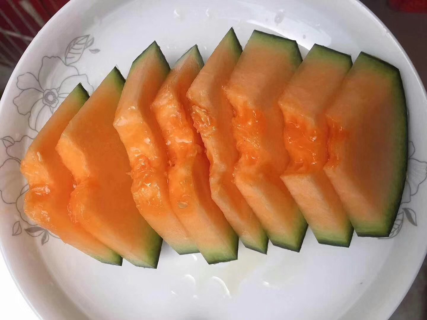 切开的西州蜜瓜展示其橙黄色果肉和丰富汁水,适合做水果拼盘或沙拉 西州蜜瓜切片展示图