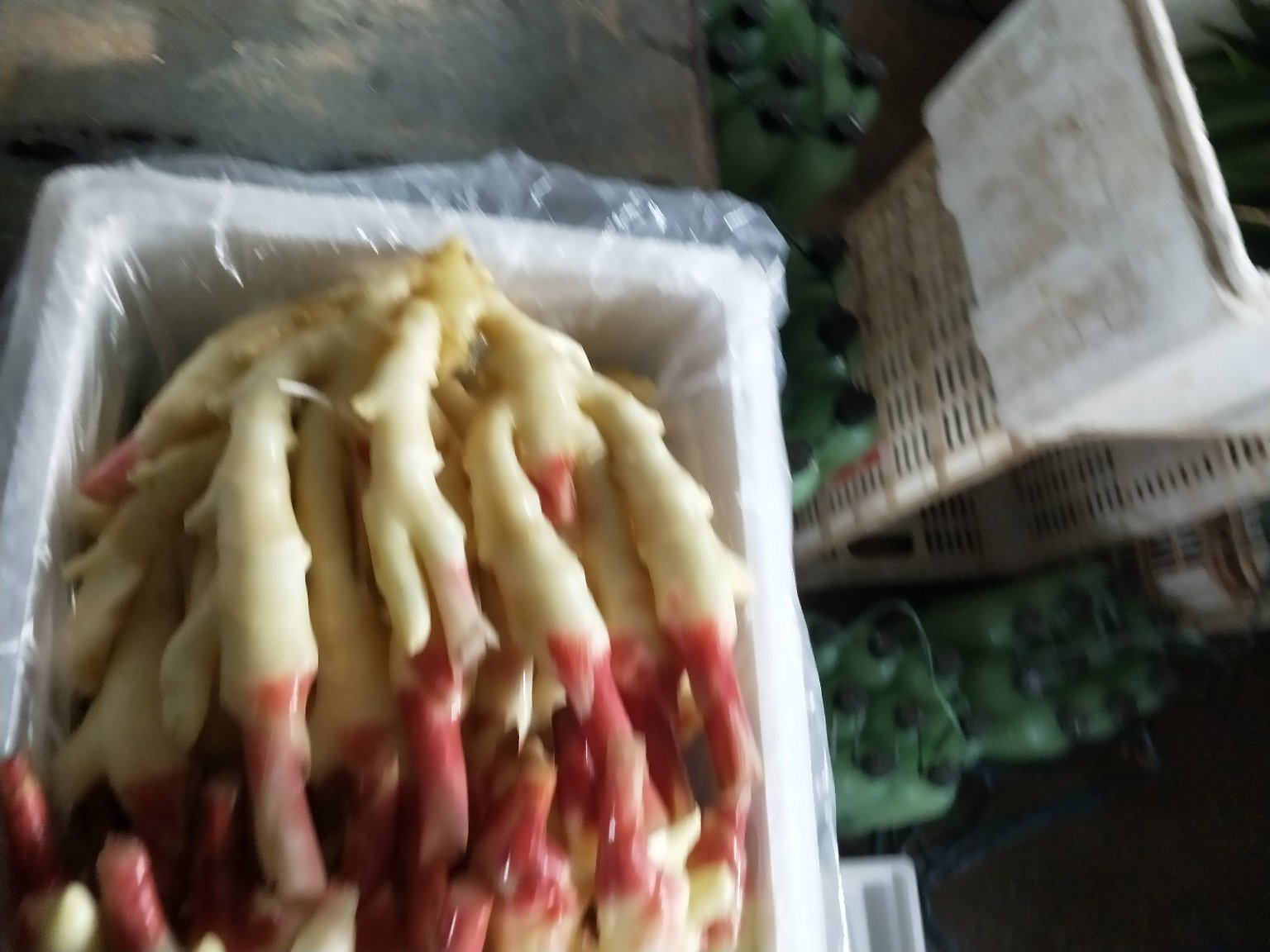 家庭玻璃罐腌红芽嫩姜成品图：透明玻璃罐中粉紫色姜片清晰可见，腌液澄澈微黄，姜片舒展饱满无卷边，罐身凝结细密水珠