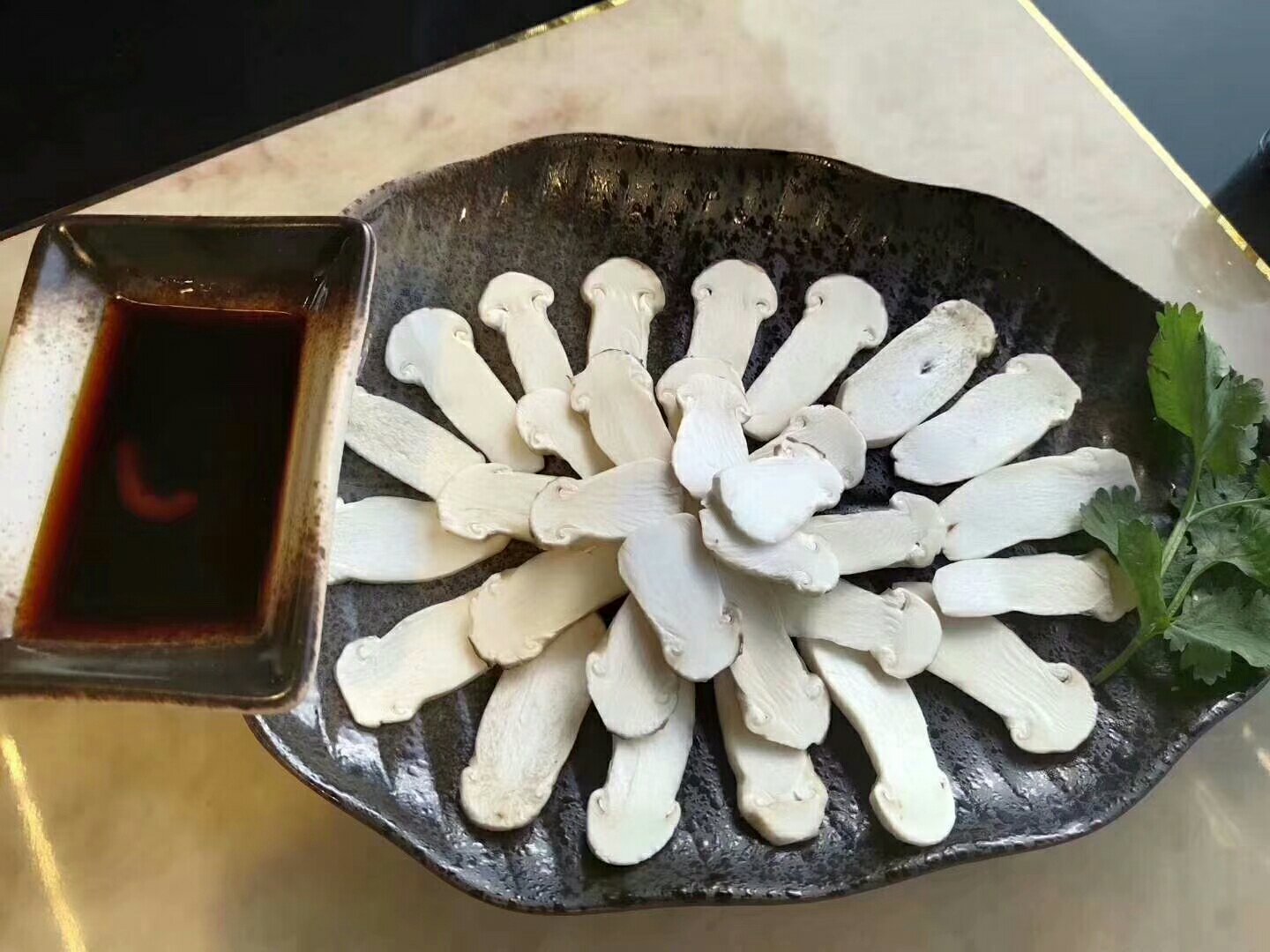 松茸刺身摆盘:薄切松茸片摆放在冰盘上,配以酱油和芥末 松茸刺身摆盘