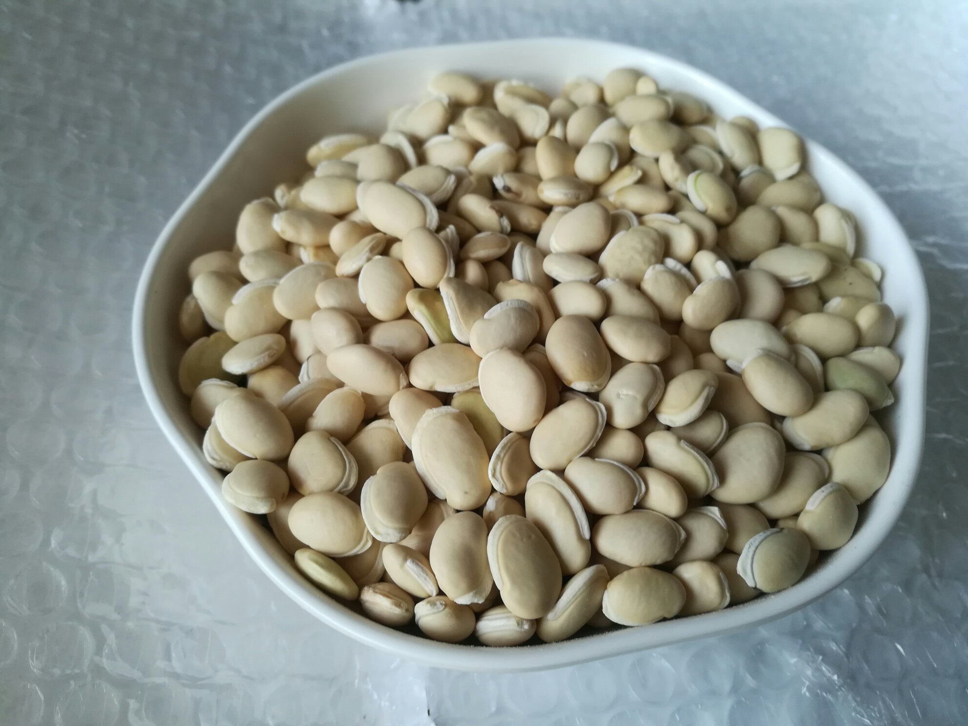 扁豆三种家常吃法拼图：左上为金黄细腻的扁豆豆泥酱盛于陶碗中，点缀香油与葱花；右上为油亮诱人的扁豆焖面特写，面条裹满酱汁，豆条分明；下方为奶白色扁豆山药粥，表面浮着细小山药粒与豆沙云纹