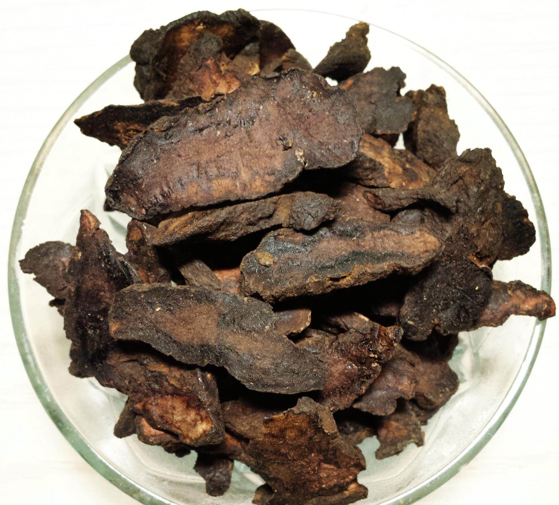 熟地黄与枸杞子泡酒的原材料展示图,包括熟地黄片、枸杞子、白酒、玻璃瓶等泡酒材料 熟地黄与枸杞子泡酒的材料展示