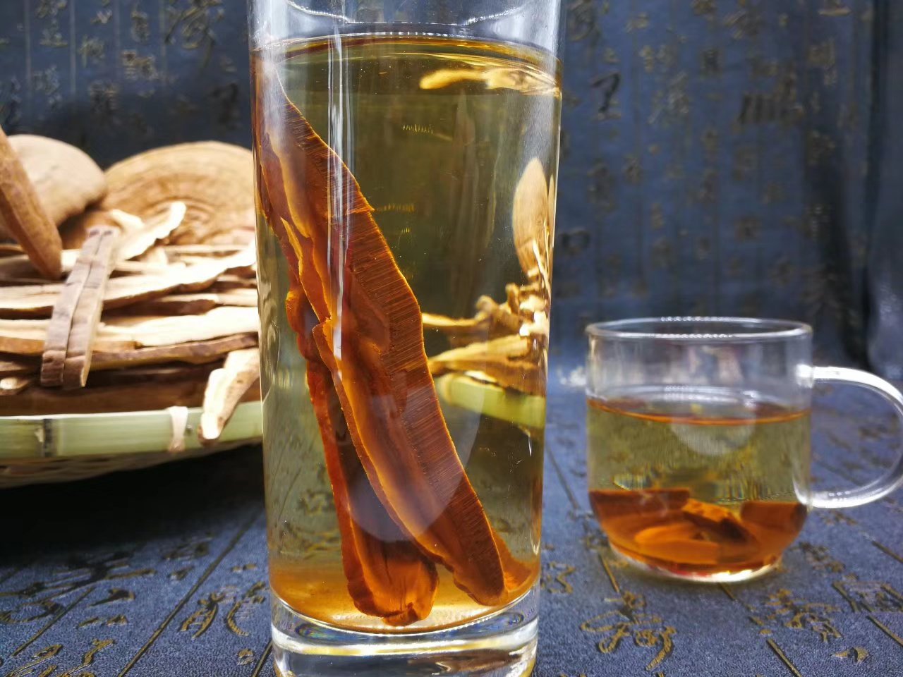 展示灵芝切片泡水的场景,杯子中可见浸泡的灵芝片和清澈的水色 灵芝泡水示意图