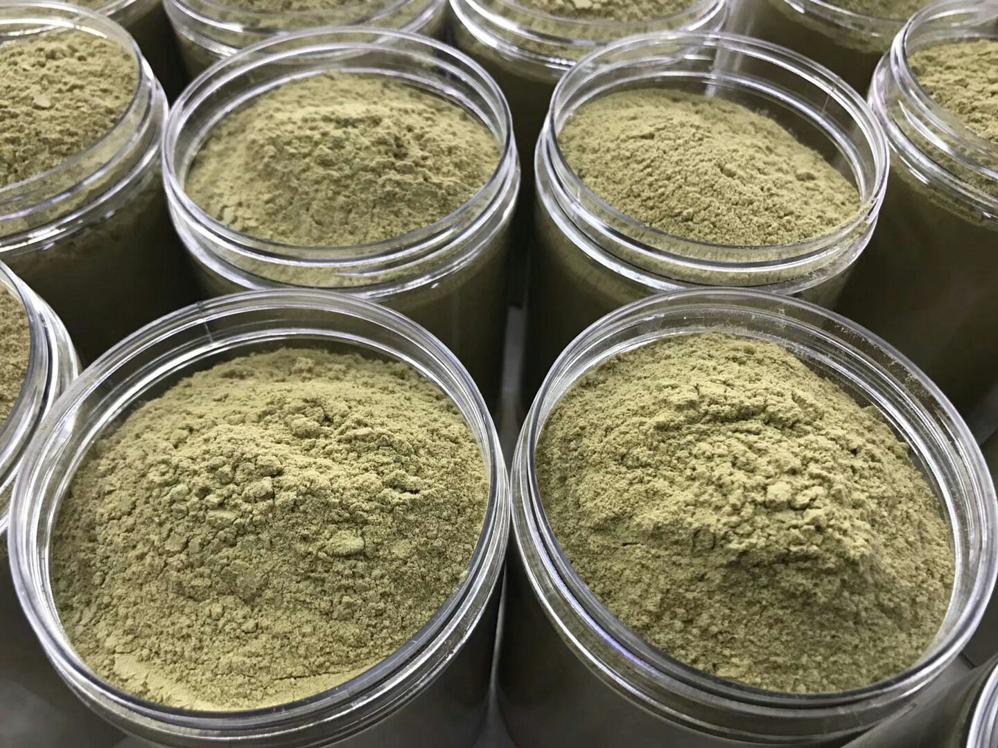 展示西洋参粉与铁皮石斛粉的正规包装、产地标签及营养成分表,增强消费者信任感 西洋参与石斛粉包装与产地标签展示图