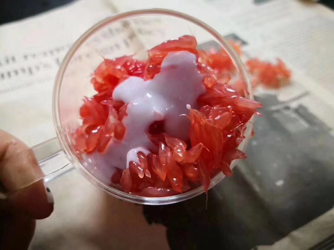 玻璃杯中分层展示葡萄柚酸奶成品
