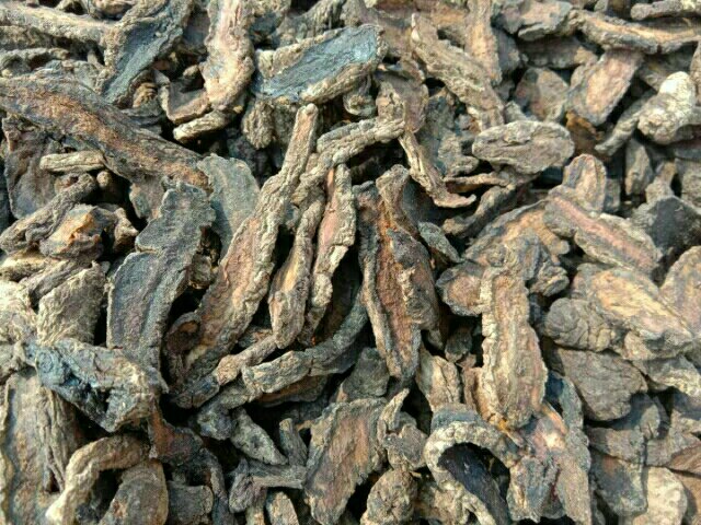 现代化中药检测实验室场景,科研人员正在使用高效液相色谱仪分析大怀熟地样品,屏幕上显示成分图谱,桌面上摆放着标有“大怀熟地”的试管与样本瓶,体现科技赋能传统中药品质控制 现代实验室检测大怀熟地成分