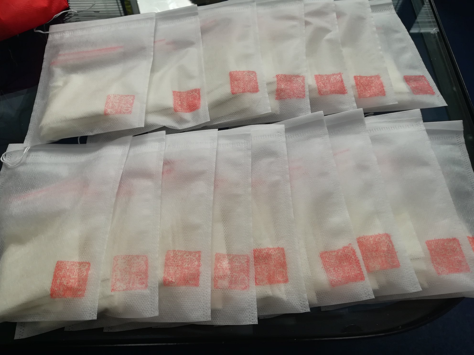 高清特写:左侧为安徽亳州‘济人药业’白芍饮片外包装,印有‘国家地理标志保护产品’圆形徽章、SC食品生产许可证号及二维码溯源码;右侧为四川遂宁‘中江润丰’白芷饮片包装,标注‘川产道地药材’‘药食同源’字样及四川省农业农村厅监制标识;包装袋内可见完整饮片,无碎屑、无霉变、无硫磺熏蒸刺鼻气味 亳州白芍与遂宁白芷地理标志认证包装特写