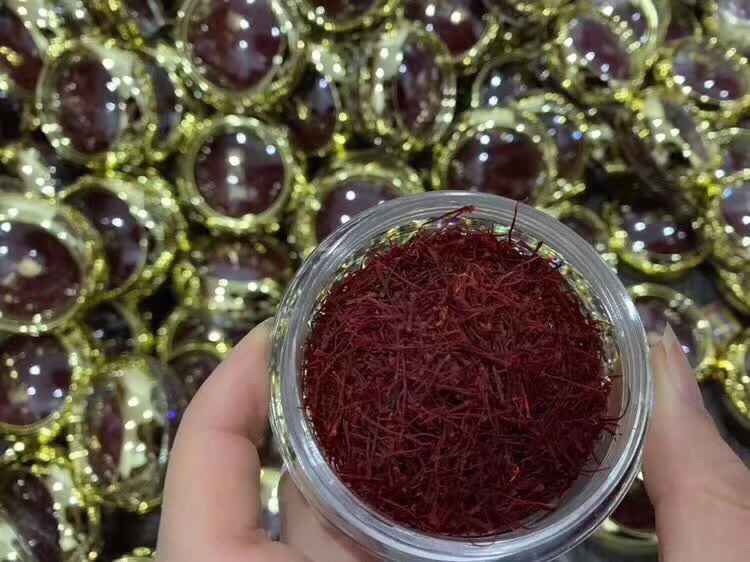 红布林映红系列奢侈品展示图,包含红色手袋、鞋子与配饰,背景为简约高级感设计 映红系列奢侈品展示