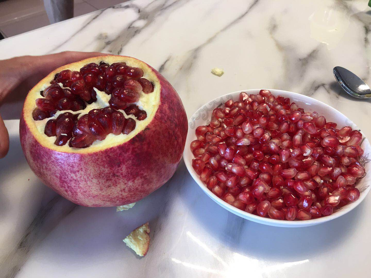 软籽石榴与女性健康主题插图